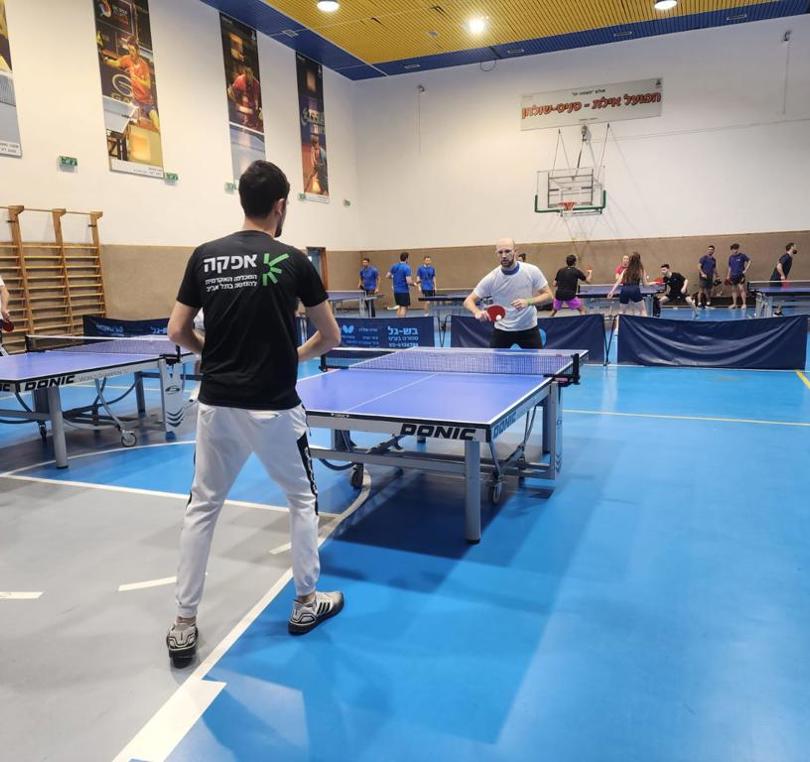 סטודנטים משחקים פינגפונג